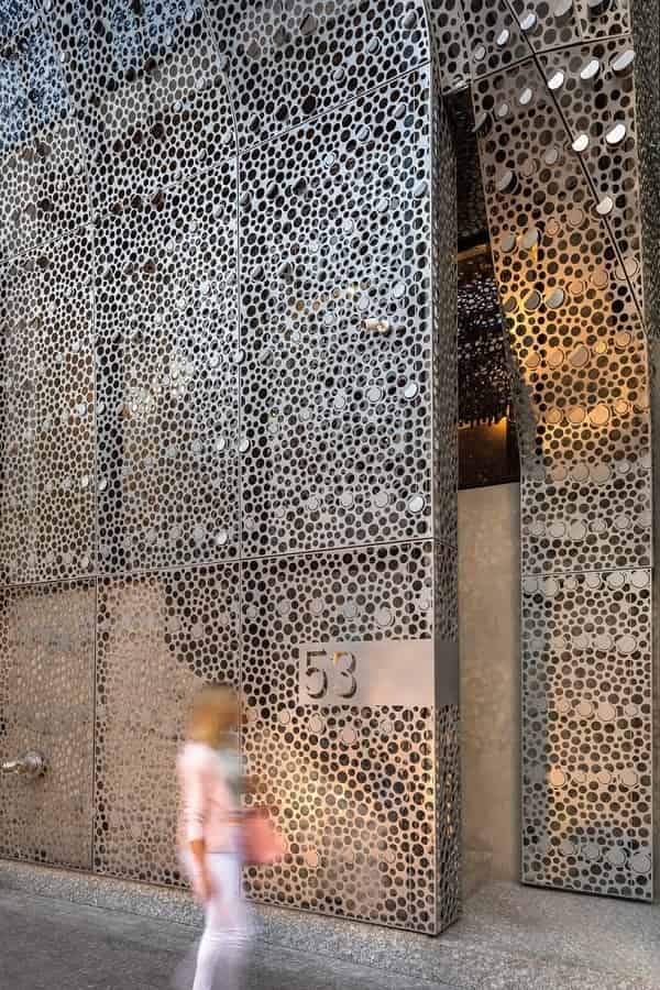 Các lỗ thép này vừa tạo nên lớp áo thẩm mỹ tuyệt đẹp cho tòa nhà, vừa giúp thông gió và điều hòa ánh sáng chiếu vào không gian bên trong.