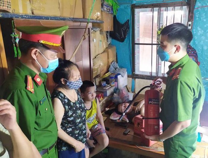 Công an quận Hoàn Kiếm trang bị bình cứu hỏa cho người dân ở khu nhà gỗ phố Vọng Hà