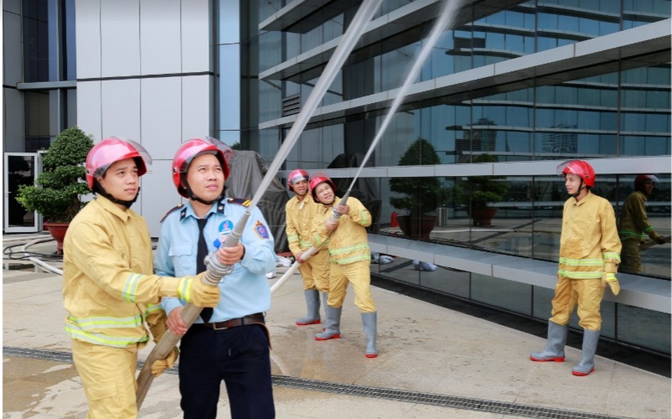 Cam kết giải quyết được các sự cố hoả hoạn, an ninh giúp chủ dự án ghi điểm trong mắt khách hàng (Hình ảnh: PSA diễn tập PCCC định kỳ tại Petrovietnam Tower 18 Láng Hạ)