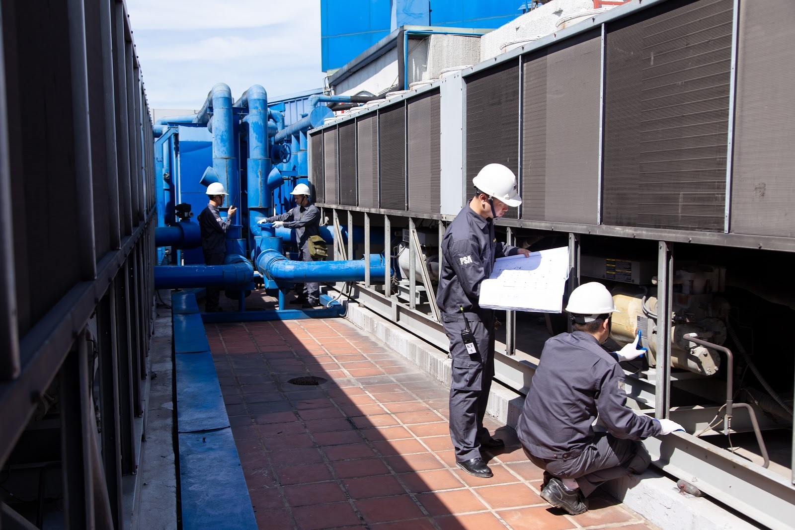 Nhân viên kỹ thuật của PSA đang kiểm tra thông số kỹ thuật