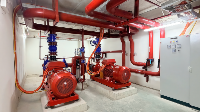 Một phần hệ thống PCCC tại một tòa nhà, cung cấp nước cho các họng chữa cháy vách tường.